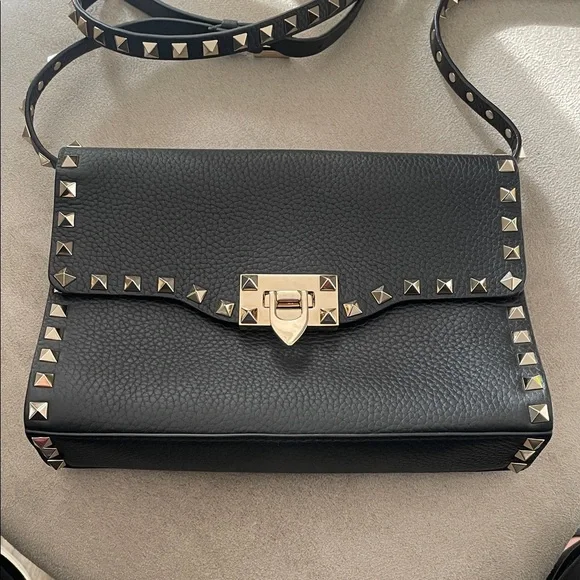 Valentino Pebbled Calfskin Medium Rockstud Flip Lock Crossbosdy Bag in Black - Picture 1 of 4
